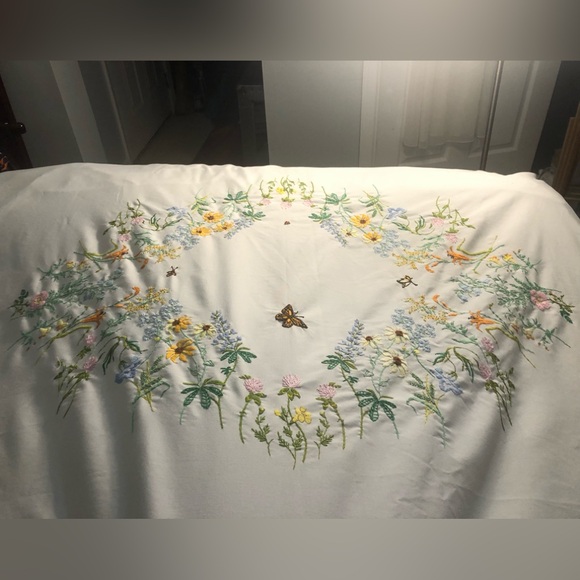 Embroidered floral white tablecloth - Picture 4 of 6